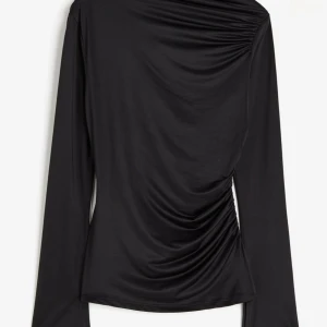 Topp slutsåld H&M  - Draperad topp sitter snyggt på XS-S ny med prislapp kvar. Slutsåld överallt. Bild med den på finns på H&M. 