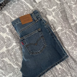 Levis Jeans Shorts - Säljer dessa shorts i modell ”80’s mom” från Levis. Köpta förra sommaren men aldrig använt. Storlek 26.