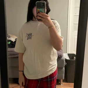 Tshirt - Tshirt där det står ”boring pals” fram o baksida. knappt använd kräm vit färg. Kontakta mig om ni har några frågor<3