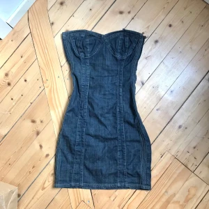 Jeansklänning - Super snygg jeansklänning med snörning på ryggen och dragledja på sidan. Står storlek 38 men skulle säga att den är 36. Otroligt ball.
