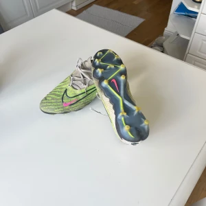 Phantom GX Elite - Säljer dessa phantoms, inga skador men lite smutsiga kanske. Tar emot byte i storlek 41/42 