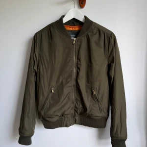 Bomberjacka - Grön bomberjacka. Står L i jackan men den är en S