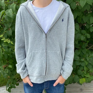 Ralph lauren  - Hej säljer nu en riktigt snygg Ralph lauren zip för att den är för stor. Den är  använd en gång och är som ny. skick 9/10 bara att höra av sig vid funderingar.🔥🔥🔥