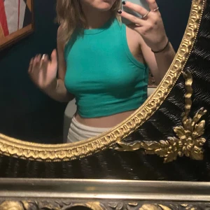 zara topp - grön topp/linne från zara i storlek xs