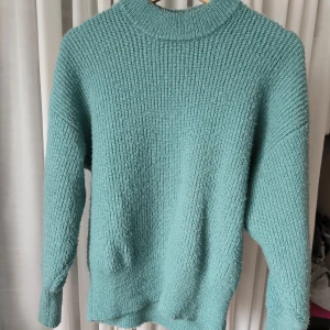 Blå stickad tröja - Jättefin stickad tjock tröja med super fina ärmar. Tyget är typ glittrigt. Storlek xs men passar s