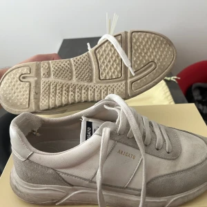 Axel Arigato Genesis - Storlek 43 Ganska smutsig, som ni kan se på bilderna, finns det ett hål i hälen på sneakern, men det påverkar inte komforten