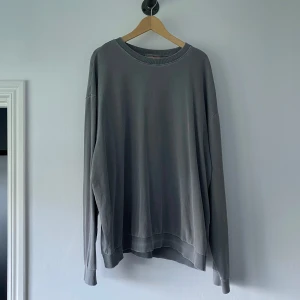 weekday oversized crewneck - good condition size l, fits xl