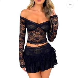 Kjol och tröja set - Kjol o tröja set i spets, aldrig använd, nypris 506kr. 