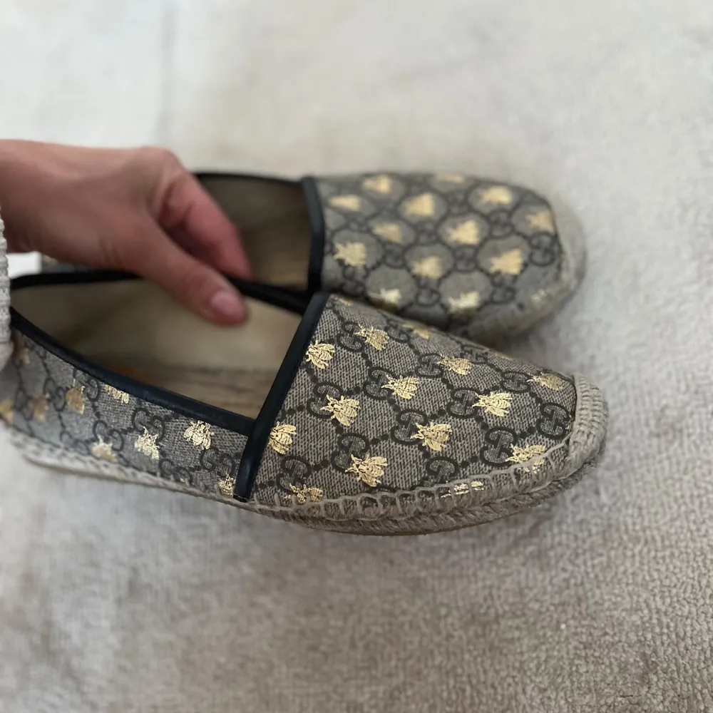 Jätte fina espadrillos köpta för 3 år sen i Gucci butiken, säljer pga att jag inte använder dom🤍 Nypris: 8200kr . Skor.