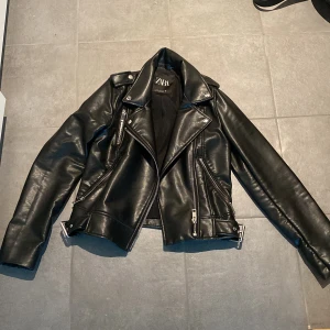 Skin jacka Zara - Sköljer den a då den är för liten för mig och har aldirg används🩷 den är inpeincip ny och lägg gärna prisförslag🤗