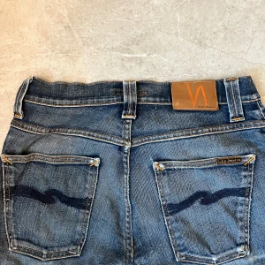 Lågmidjade nudie jeans💞 - Snygga jeans liknar evisu jeans med fickorna💞Skriv vid intresse eller frågor💘Pris kan diskuteras💖 Midja rakt över: 38 Innerben: 82 