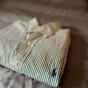 Ralph Lauren skjorta  - Säljer denna Ralph Lauren skjortan i storleken S. Använd 1 gång så topp kvalitet. Nypris är 1 500kr,  