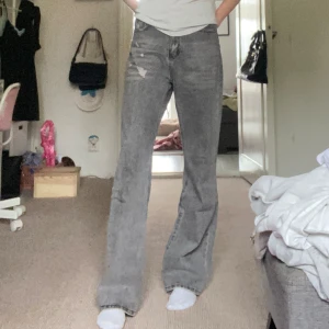 Gråa jeans - Säljer ett par gråa jeans med små hål vid ena höften💗Strl. XS, mått: 34,5cm (midja), 77cm (innerbenslängd), 29cm (grenhöjd)🙌🏻 Använda ca 10 gånger & är felfri!! Billiga kläder➡️min profil❤️