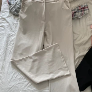 Kostym byxor  - Kostym byxor med vida ben