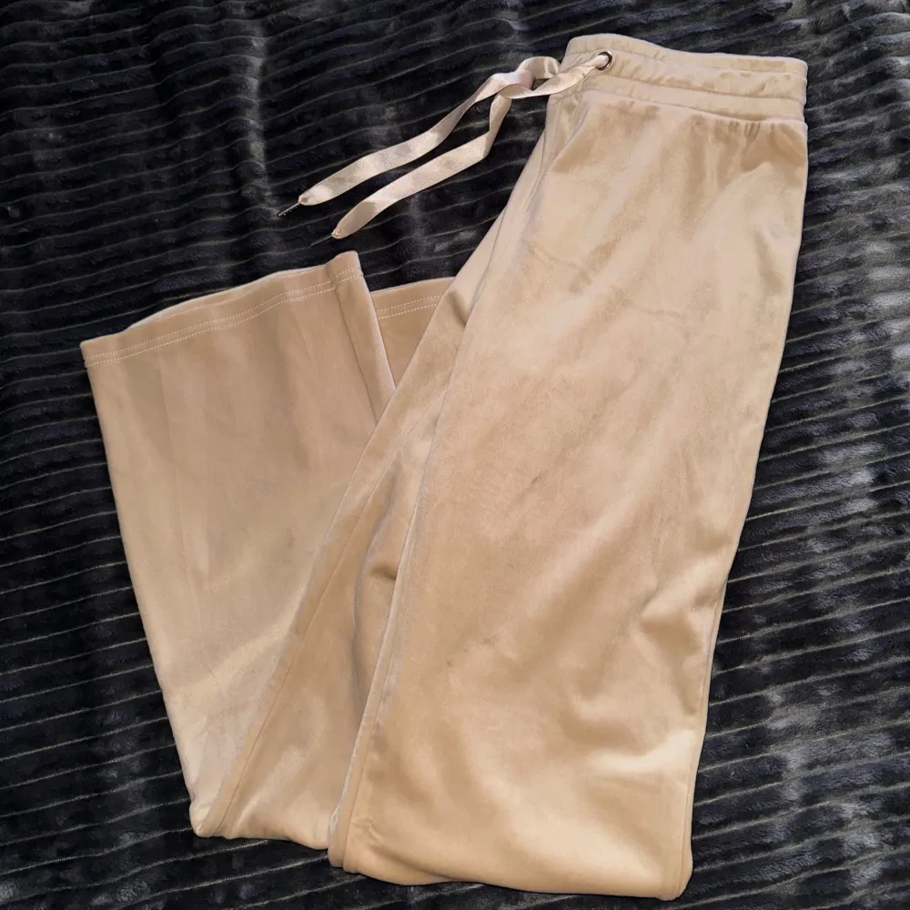 Beige velour mjukisbyxor storlek S från Gina Tricot, storlek S. Passar XS med och M beroende på kroppsform. Använd gärna bundle funktionen ❤️🛍️✨skickar med extra saker jag vill bli av med vid köp av fler saker. Jeans & Byxor.