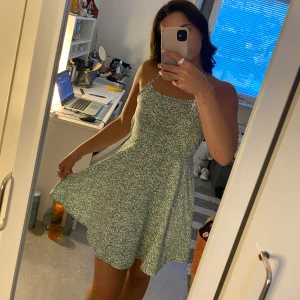 Klänning  - Super söt sommar klänning med öppen rygg 