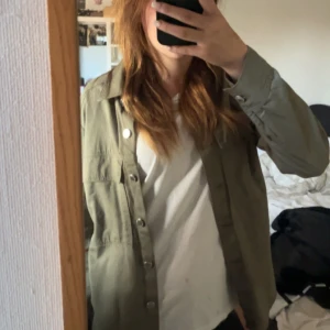 Grön jacka - En jättefin grön jacka köpt second hand, använd en gång sen jag köpte den. Stoltek XS men passar mig som har S/M❤️