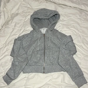 Grå cropped kofta - Köpt på Zalando ca 1 år sedan. Bra skick. Har en cropped fit men sitter fint. 