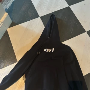 Hov1 hoodie merch - säljes då jag inte lyssnar på hov1 längre storlek s men passar m också  sparsamt använd 