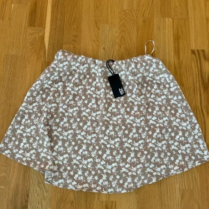 Kjol - Fin sommarkjol från Lager 157. Ny med prislapp kvar