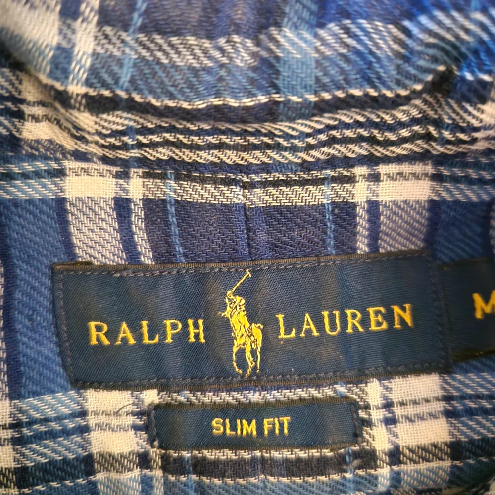 Skjorta Ralp Lauren slim fit storlek M. Mycket fint skick. Sparsamt använd. 100% bomull . Skjortor.