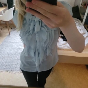 Blus med volanger💙 - Sjukt söt blus med volanger på framsidan! Otroligt fin men använder det tycker för sällan💓 säljer en likadan i rosa!!! Sjukt trendiga!💓🔥nypris: 500! Säljer bara vid bra bud då jag verkligen gillar dessa men behöver plats i garderoben💓🔥