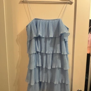 Ljusblå volangklänning - Helt ny Ljusblå volangklänning med lapp kvar! 