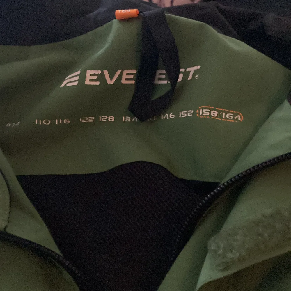 Fin grön-svart jacka från Everest.Perfekt till alla slags väder.. Jackor.
