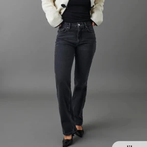Jeans  - Snygga jeans ifrån Gina tricot. Strl 36/S. Använda men i väldigt fint skick. Grå/svarta i färgen. Står ej modellen i men dem är mid waist med raka ben. Nypris 499kr Mitt pris 225 Kontakta för info eller prisförslag 
