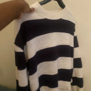 Randig stickad tröja från H&M - Långärmad stickad randig tröja från HM strlk XL men jag skulle nog säga att den är mellan M/L då jag har M och den sitter fint! Man märker mycket att den är stickad på axlarna vilket är super snyggt! Och så finns det två slits på sidorna😍