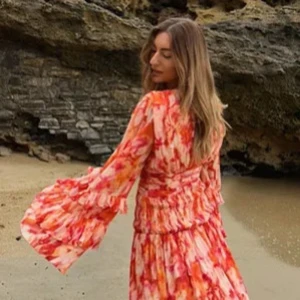 Klänning  - Säljer denna populär och slutsålda klänning ifrån Sanna jörnviks kollektion. Endast testad så har inga tecken på andväning. 