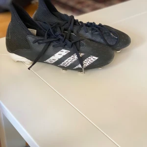 Adidas predator demonscale svarta  - Storlek 36 väl använda men bra skick dem om ni har storlek 34-35 ska dem funka utmärkt jag kan tyvärr inte frakta då ni får komma med förslag vart ni vill mötas swish är det ända som funkar min bank id strular 
