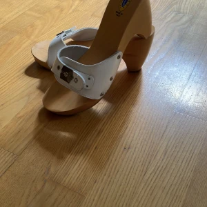 Skor  - Högklackade retro tofflor. I bra skick.