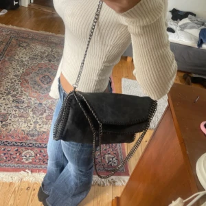 Stella McCartney väska  - Stella McCartney väska svart lite glittrig stor väska knappt använd 