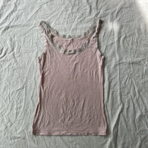 Spetstopp  - Bra skick, lite nopprig storlek står ej men skulle gissa på m💗