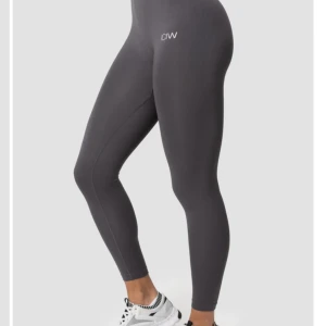 Träningstights  - Säljer dom här träningstightsen från iciw som blivit för stora för mig😣 använd gärna köp nu🩷 kolla även in min profil😉(nypris 600)