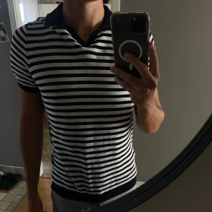 Randig Pike Massimo dutti - Säljer en vit-svart randig pike från Massimo futtiga. Piken är i felfri kvalitet och endast använd 2-3 gånger. Nypris 799kr