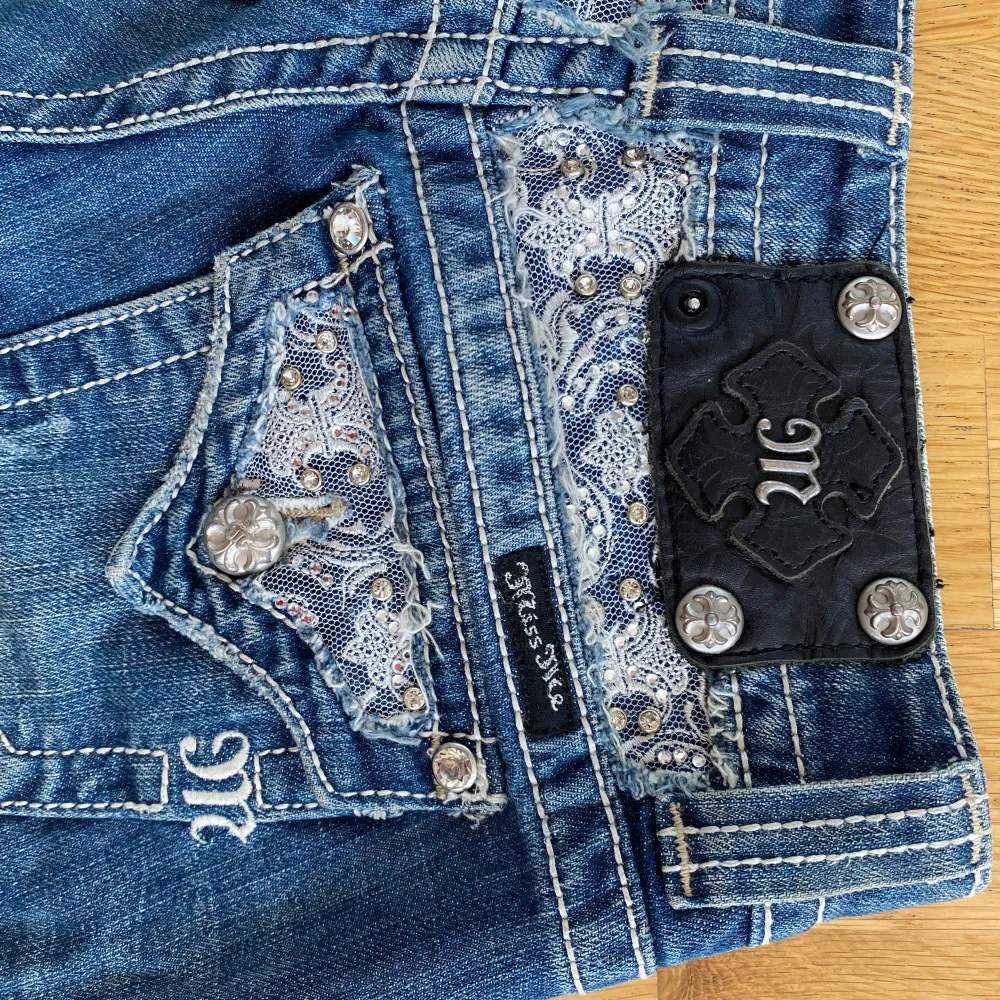 Jättefina Missme jeans i bootcut modell, storlek 24. Mkt fint skick ❤️. Köpta på plick nyligen (men tyvärr för små). . Jeans & Byxor.