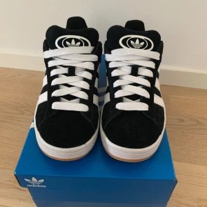 Adidas Campus 00s - Säljer dessa svarta Adidas Campus 00s. Endast testade, så att dem är i nyskick. Säljer dem då dem är lite för stora. Dem är normala i storleken. Nypris ca 1300-1600kr
