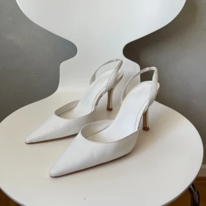 Mango vita slingback - Mango vita slingback klackar. Använda två gånger ✨ 9 cm klack 
