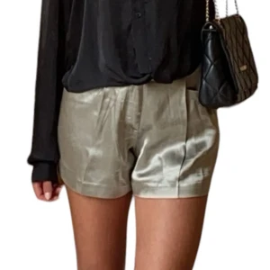 Satin shorts - Olivgröna satin-shorts från Gina Tricot. Oanvända (endast tagit bild i dom) och slutsålda på hemsidan. Nypris: 359 kr. Mitt pris: 100 kr.