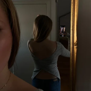 Öppen rygg grå tröja  - Super fin långärmad tröja med öppen rygg! Perfekt skick, skriv vid frågor 🌺