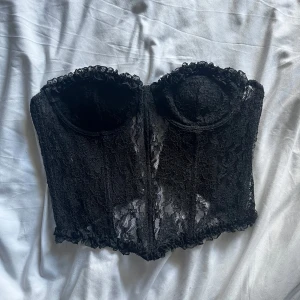 Spetskorsett  - Säljer denna supersnygga korsett i spets, i storlek 75C. Den är använd någon enstaka gång. Pris kan diskuteras, och skriv gärna till mig privat om fler bilder önskas!