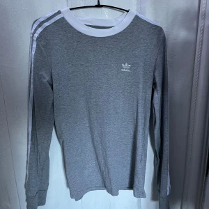 Grå adidas tröja  - Grå adidas tröja. Skulle säga att det är storlek M och S. Inga skador och är i rätt bra skick!