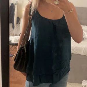 Gulligt linne med blomm band💕 - Linne som är köpt i Danmark på i en liten butik💕passar till allt nästan 