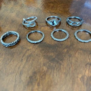 7 ”svartfärgade” ringar - 7st jätte fina ”svartfärgade” ringar som knappt är använda någon av dom, så som nya. ❗️15kr/st❗️kontakta mig för mått, frågor eller för fler bilder💗