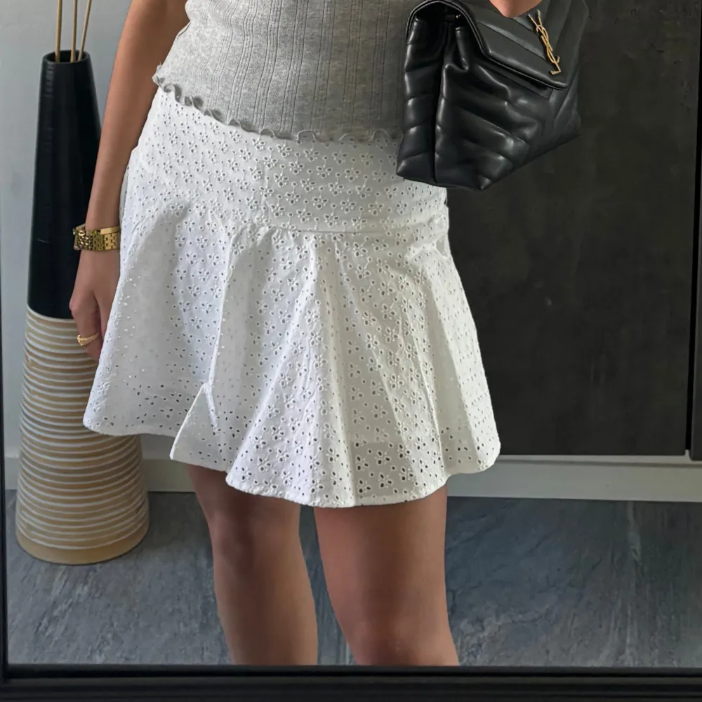 Super fin kjol från h&m som är slutsåld. Använd en gång, kommer tyvärr inte till användning..men så fin. Storlek xs . Kjolar.