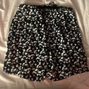 Oanvänd blommig kjol - Oanvänd kjol, endast testad. Storlek XS men skulle säga att det passar lika bra på S. Nypris 120kr