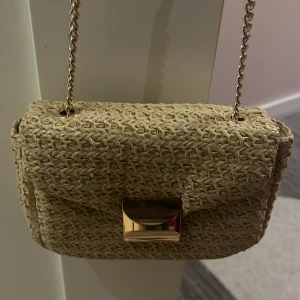 Beige typ väska - Köpte från H&M jag gillar den och den är jätte bra för stranden. Har haft den 3 gånger 