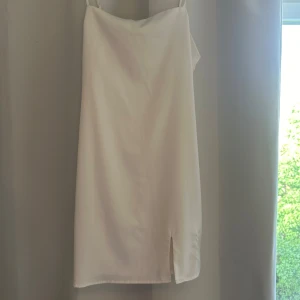 Satin klänning - Säljer denna satinklänning från bikbok i storlek 36. Fint skick 